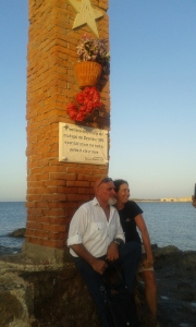Gaia Ferrara e Salvatore Lupo davanti alla targa appena posta dall'amministrazione comunale di Porto Palo di Capo Passero (foto: A. Corbino)